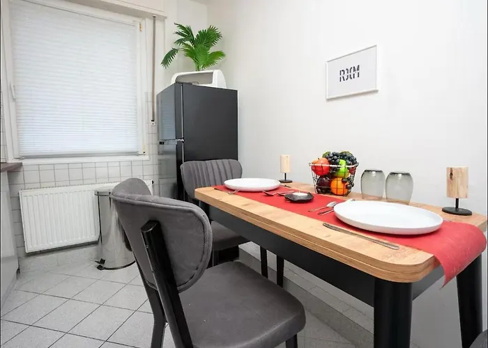 Livemore24 - 1 In West 24-7 Check-in *